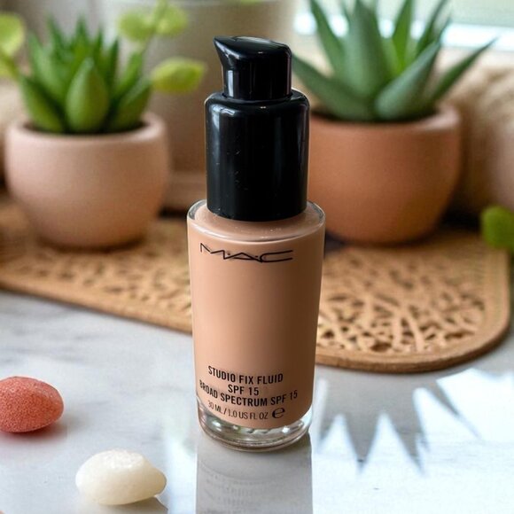 MAC Cosmetics Studio Fix Fluid SPF 15 Foundation A30 Shade NW30 - Picture 1 of 5